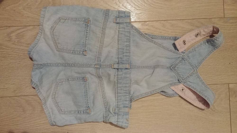 Spodenki na szelkach ogrodniczki. Ogrodniczka