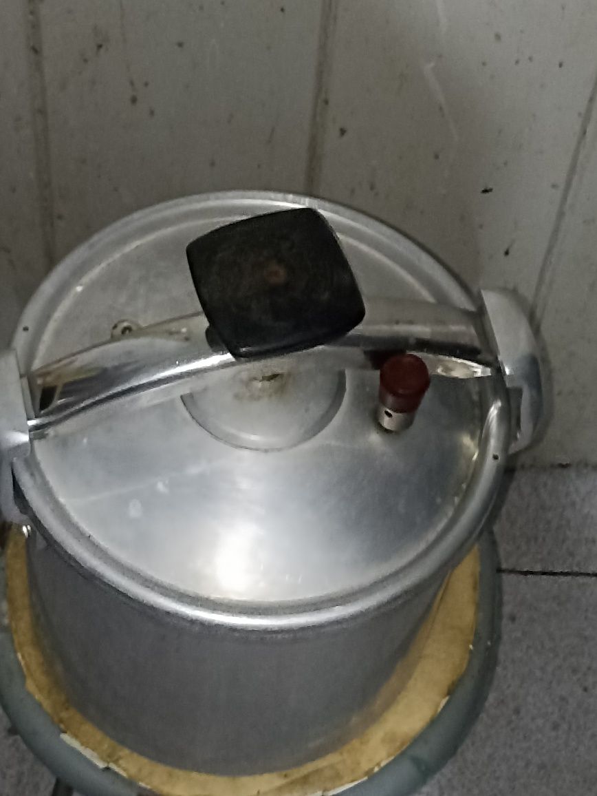 Panela de Pressão da Celar de 8 litros capacidade sem alcas