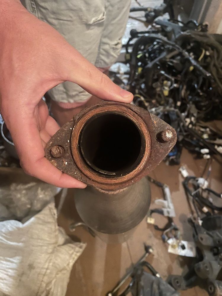 Выхлопная труба на Toyota Camry v 55  15-17  2.5 usa
