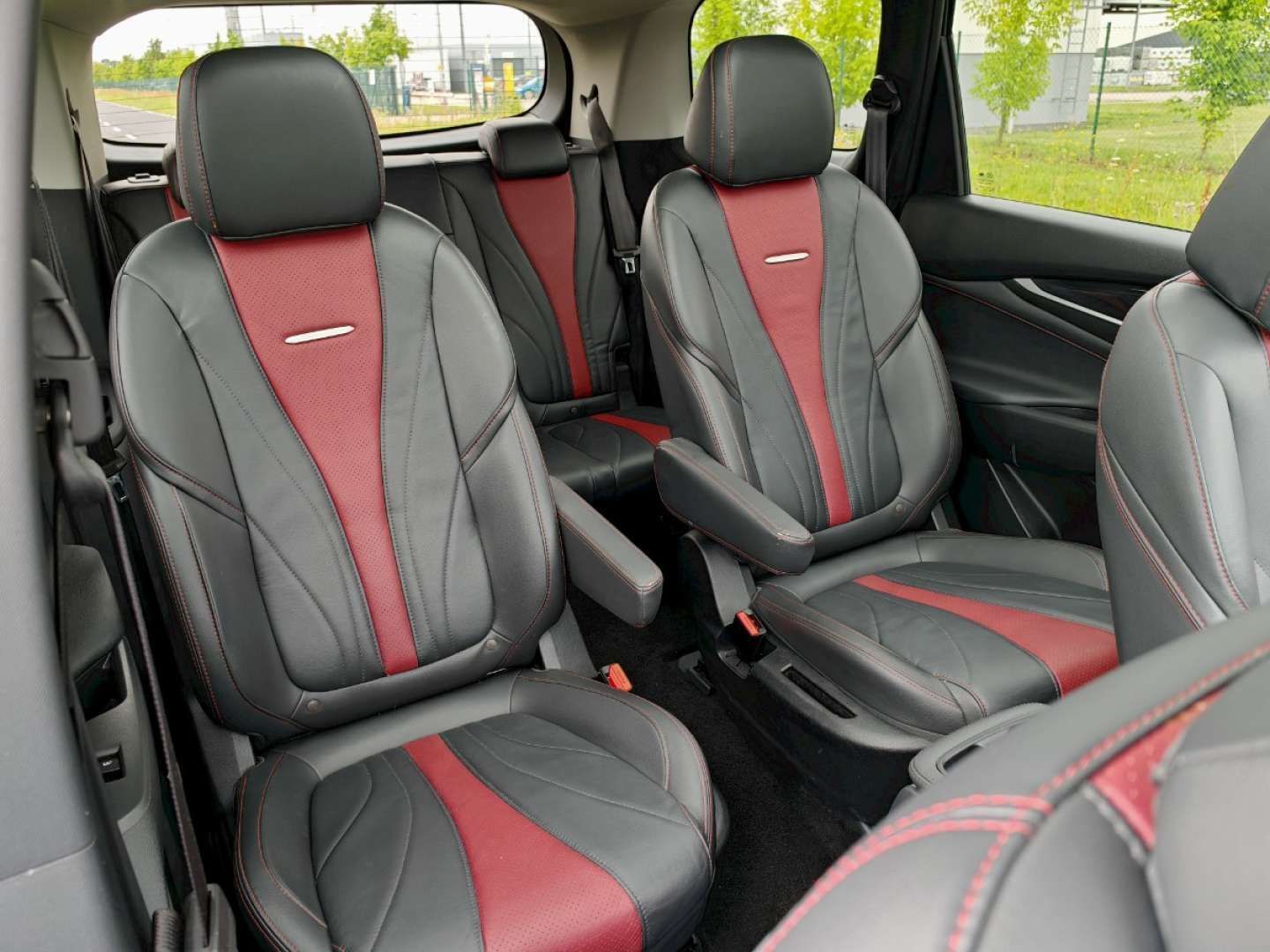 Maxus Euniq 5 bezwypadkowy, VAN 6 osób, elektryczny 177KM, złącze CCS, bateria 70kWh