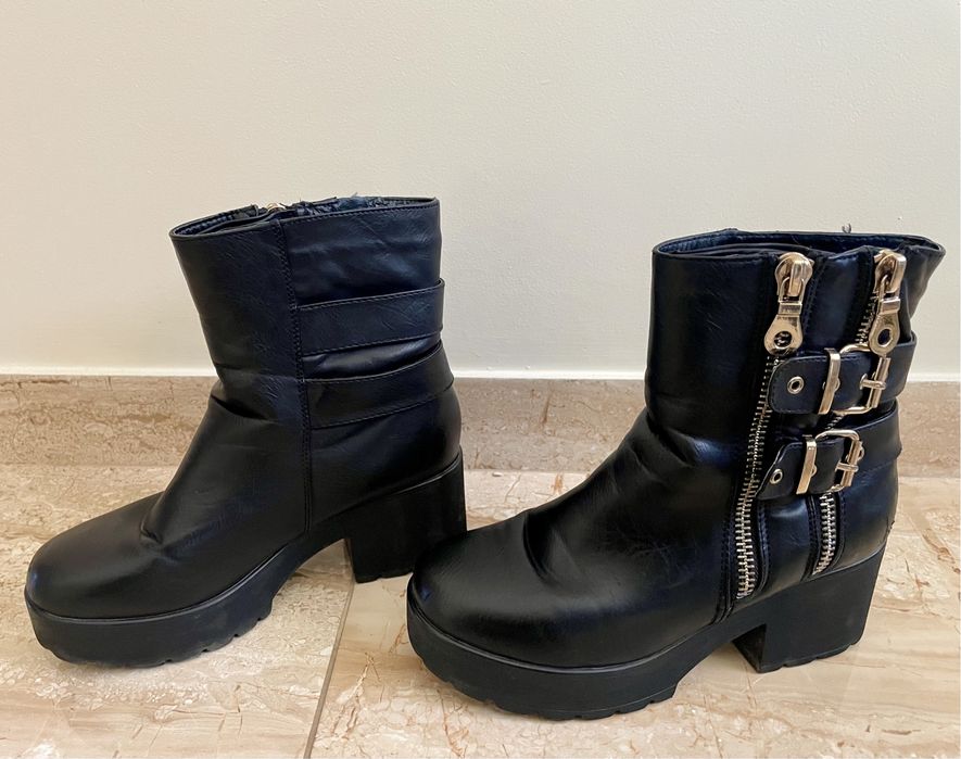 Botas pretas e douradas com salto (tamanho 40)
