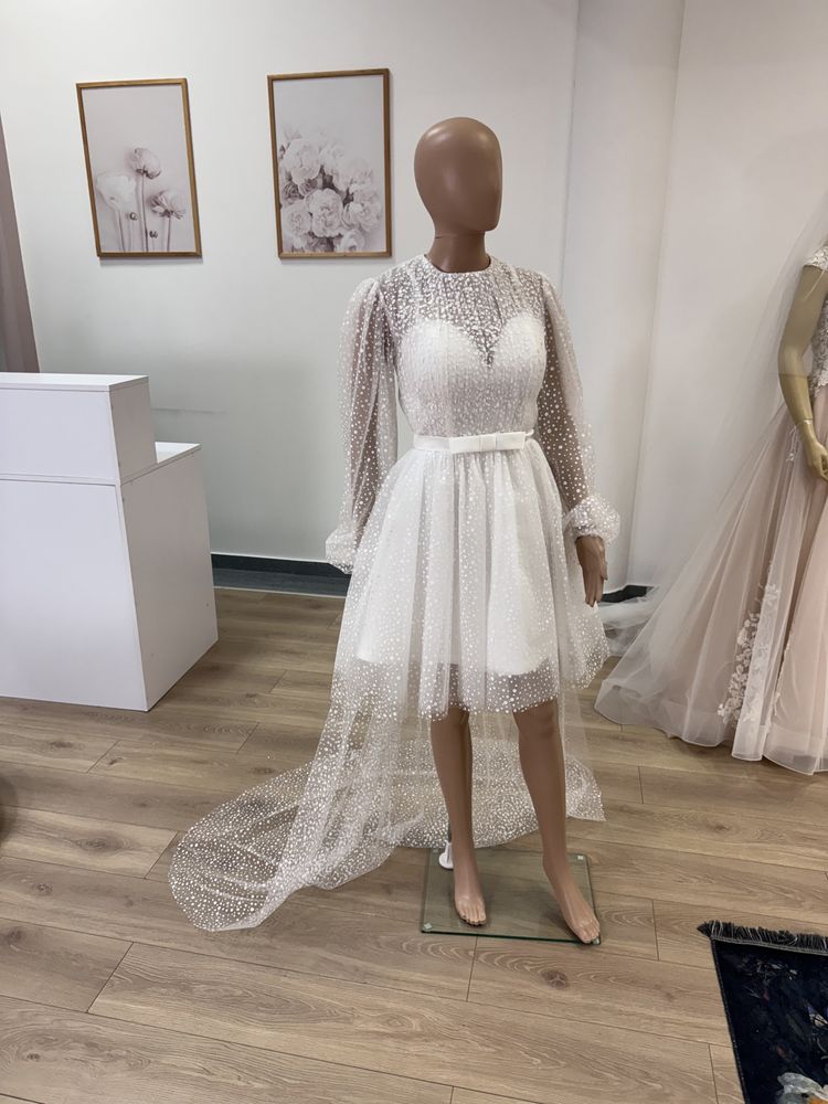 Nowa krótka suknia ślubna w kropki z trenem i długim rękawem r. 38