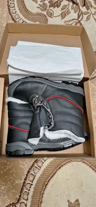 Продаю новые зимние  ботинки  спец обувь 43размер