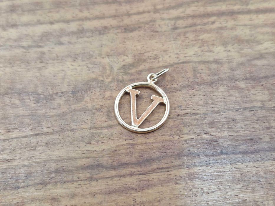 Złota Zawieszka Litera V W Kole 585 2,22g