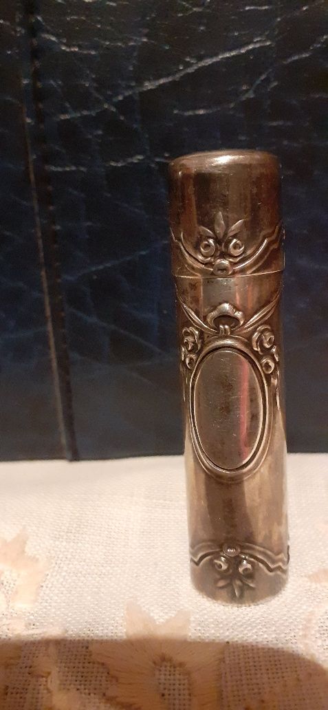 Przedmiotem sprzedaży jest tabakierka srebrna z okresu 1900.r