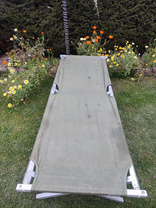 Wojskowe łóżko polowe