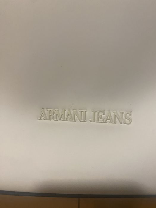 Mala da marca Armani Jeans.