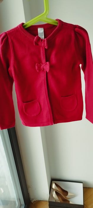 Świąteczny czerwony sweterek kokardki dzianina 104/110