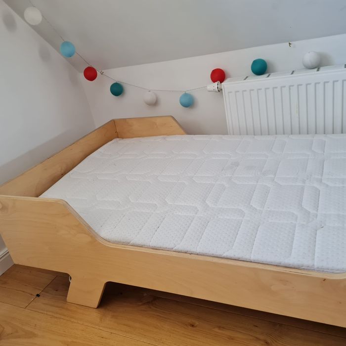 Łóżko dziecięce nie Ikea z materacem jak nowe 85x160x45. Ze sklejki.