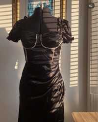 Черное атласное платье с искуственным жемчугом