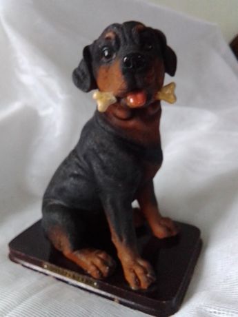 Продам статуэтку собаки для коллекции высота  13,5 см.