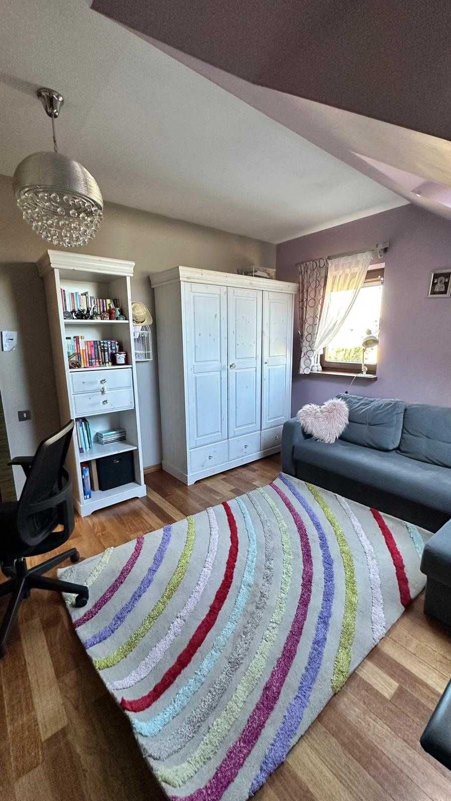 Meble do pokoju dziewczęcego z bielonego drewna sosnowego