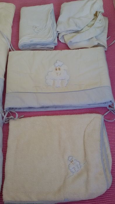 Protecção de berço , toalha de banho e manta com ovelhinha