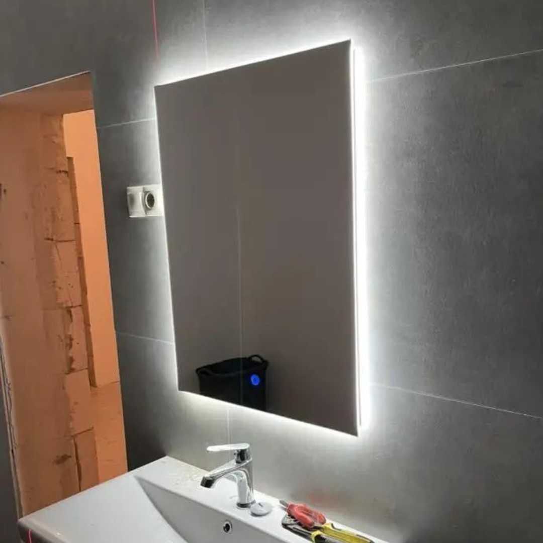 Прямоугольное зеркало с фоновой декоративной подсветкой на стену