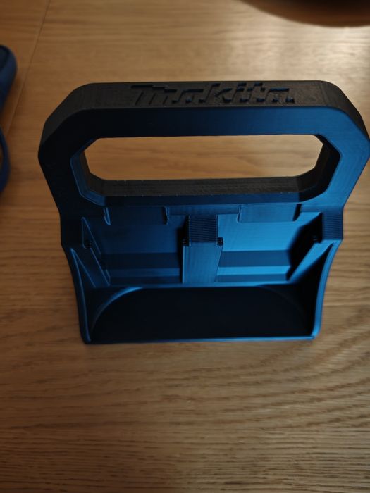 Nowy uchwyt na 4 akumulatory Makita 18 V – solidny i wygodny