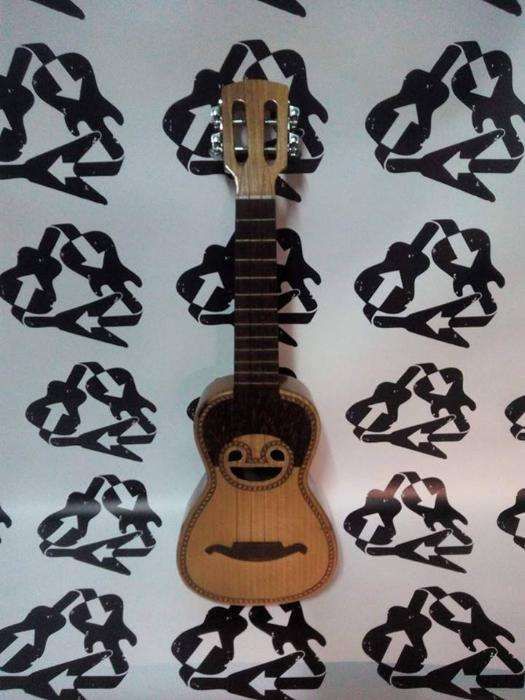 Cavaquinhos e Ukuleles