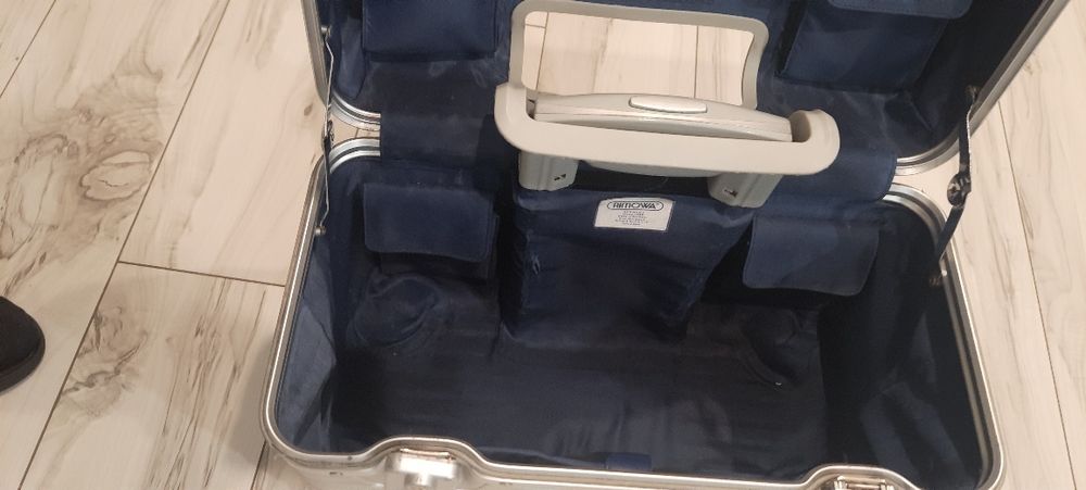 Rimowa walizka na czterech kółkach z wysuwaną rączką
