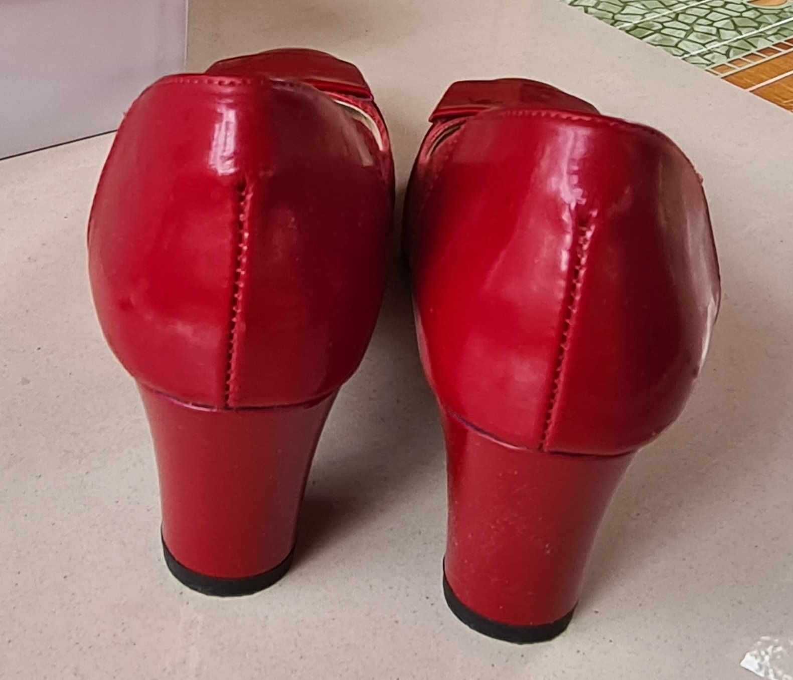 Eleganckie i wygodne czerwone buty damskie Nina Basco, rozmiar 36.