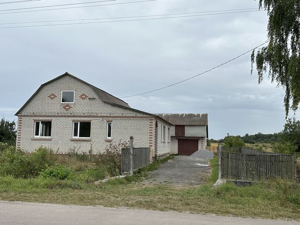 Новий будинок в гарному місці.