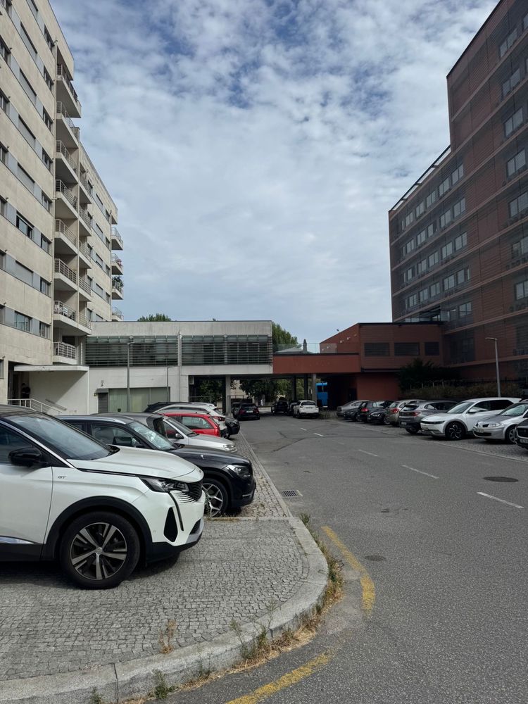 Arrenda-se vaga em garagem Paranhos