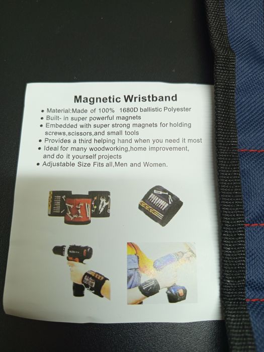 Pulseira magnética azul.