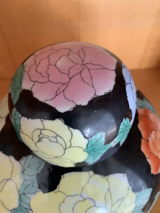 Pote de louça com suporte.