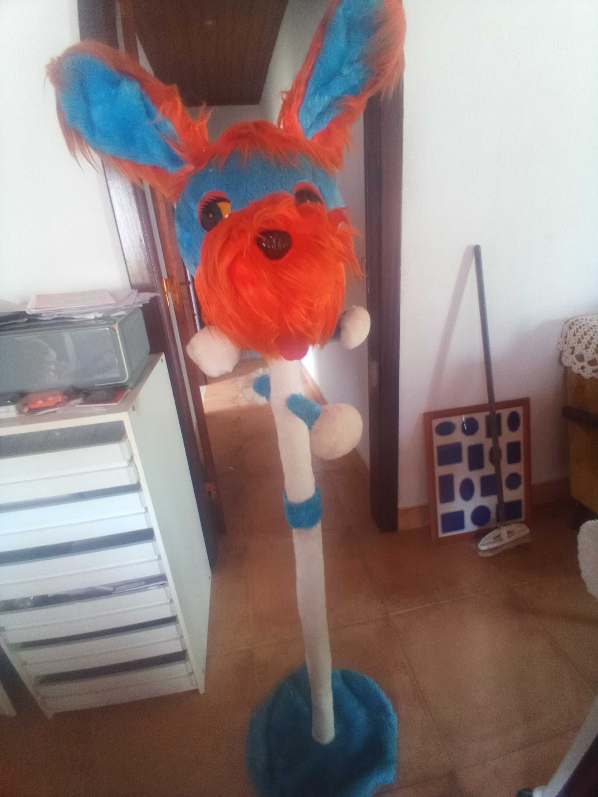 Boneco cabide para quarto de criança