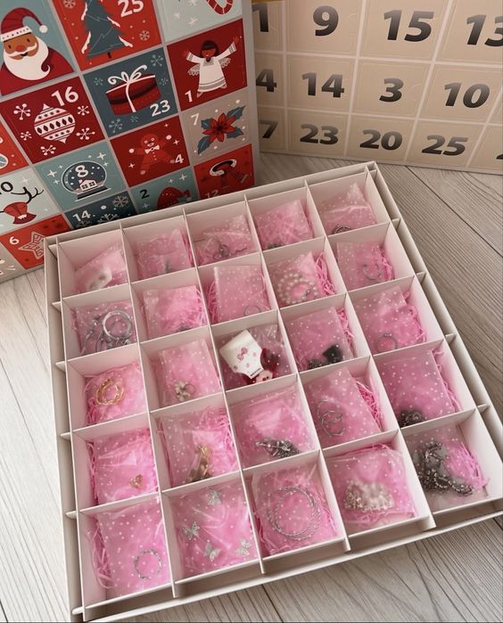 Новорічний адвент-календар з прикрасами