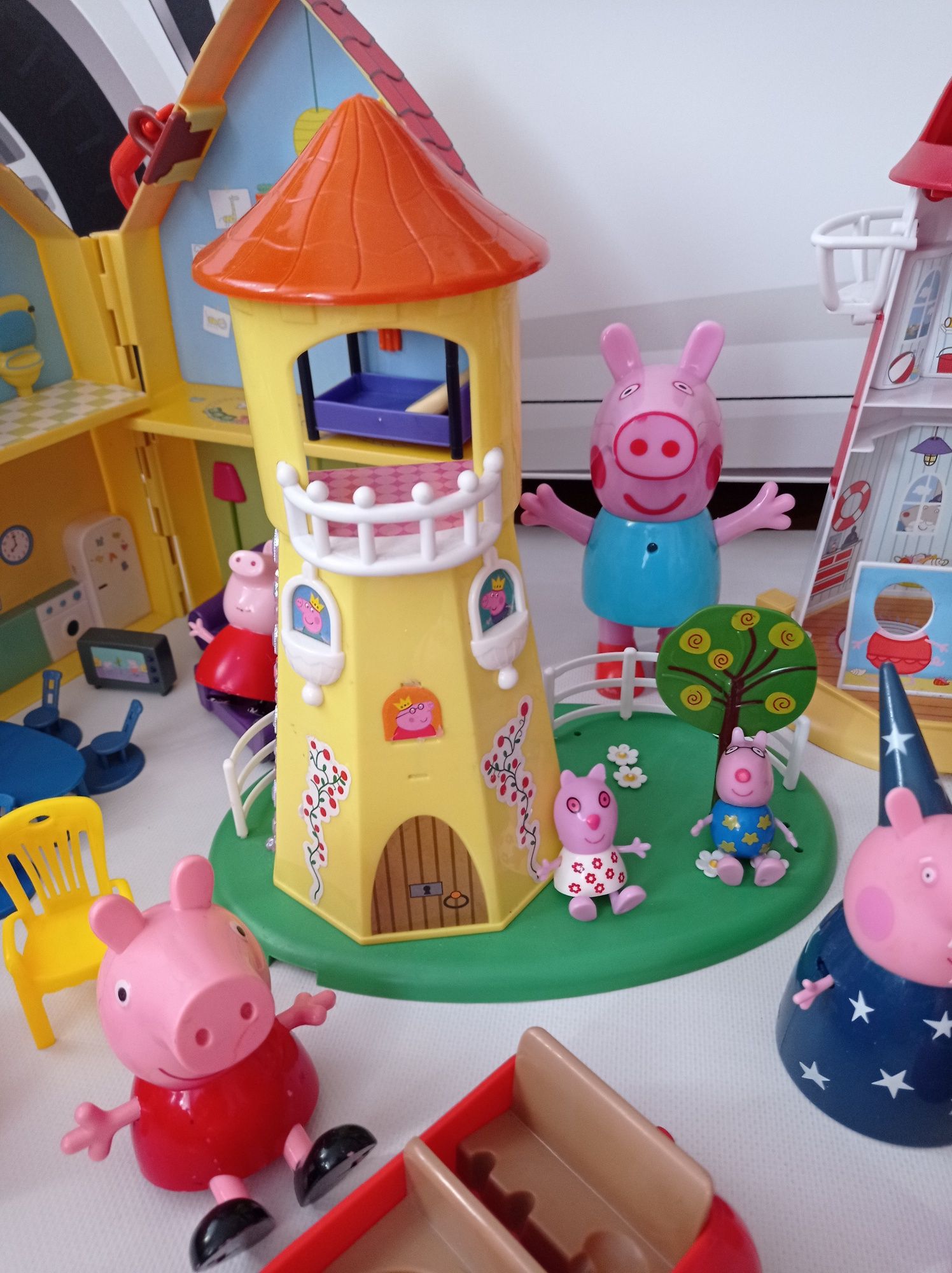 Загородный дом, машинка, маяк, поезд и фигурки Свинки Пеппы и её друзе