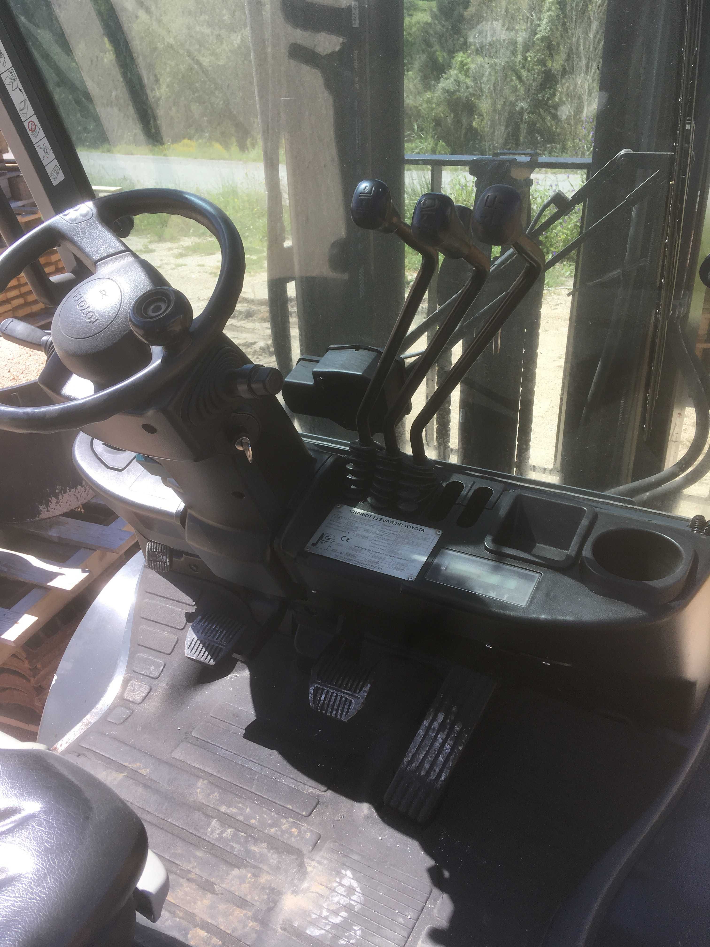 EMPILHADOR TOYOTA 2.5