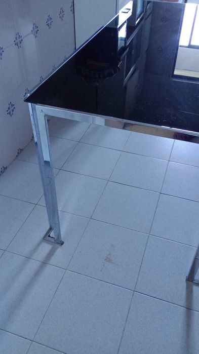 Mesa de cozinha/sala com tampo em vidro e estrutura em aço inox
