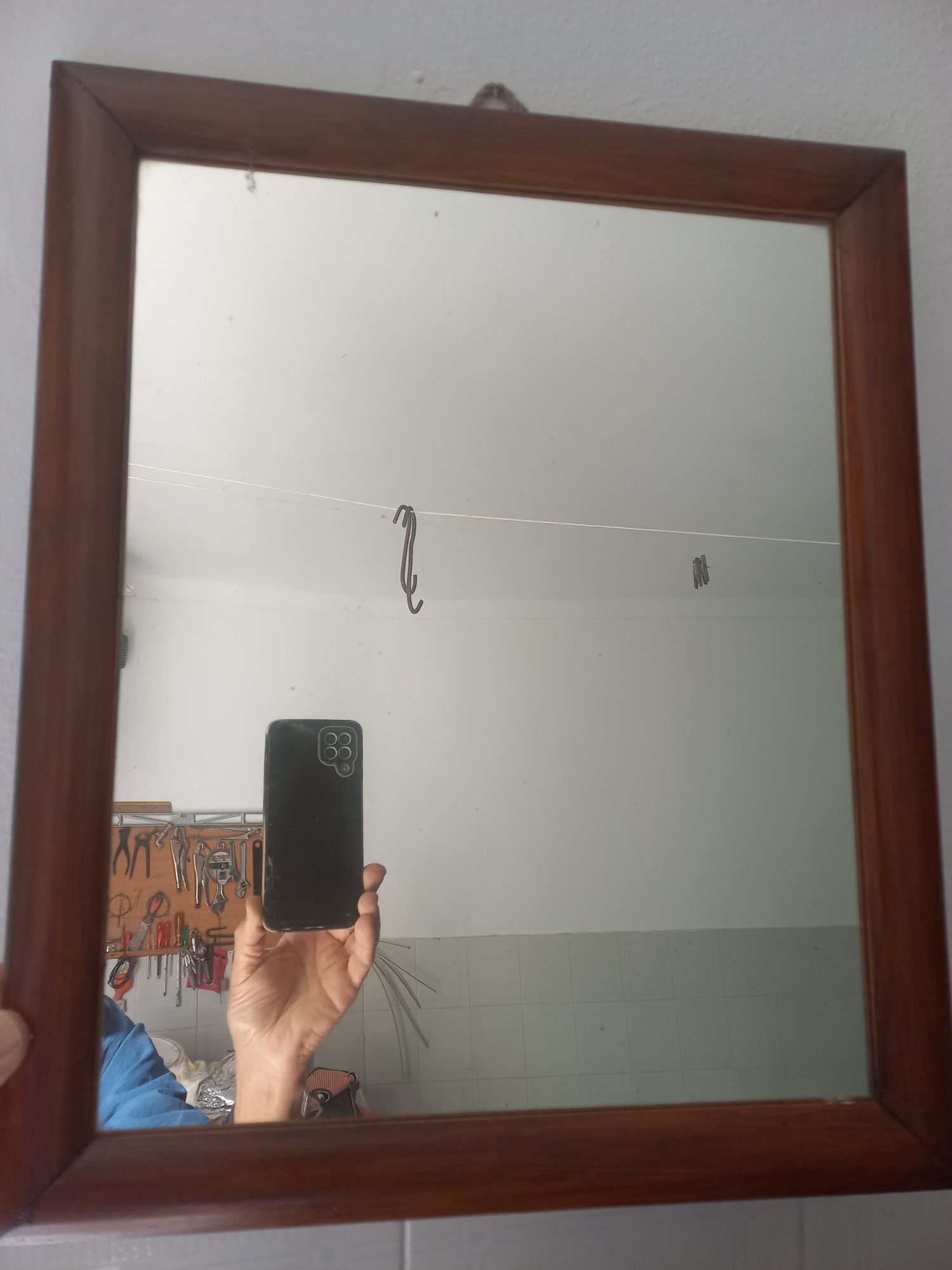Espelho com moldura em madeira