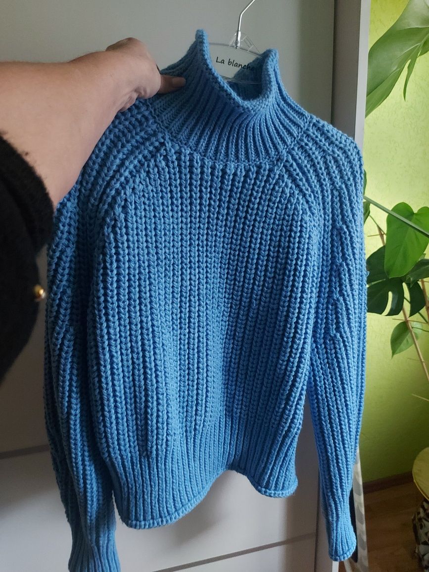 Sweter niebieski gruby splot cieply