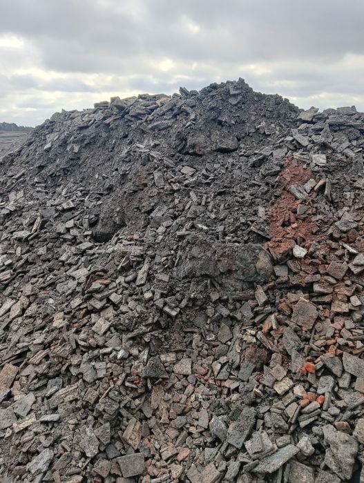 Gruz betonowy gruz ceglany ziemia siana humus