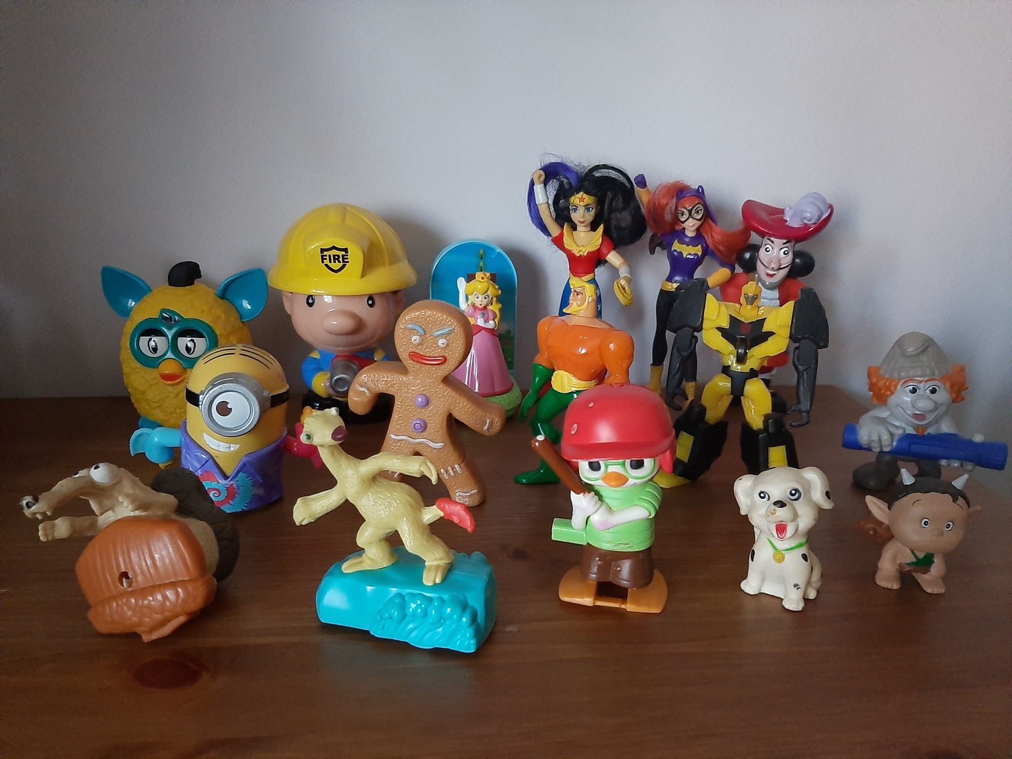 Lote bonecos figuras disney minions Astérix  Nemo DC kitty