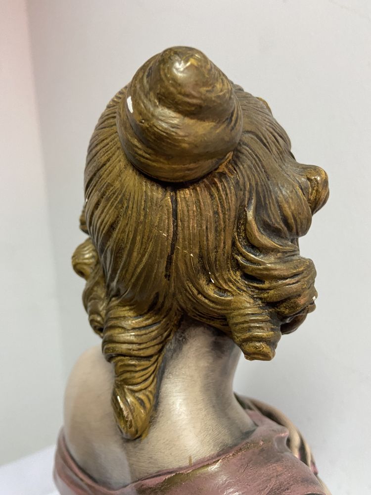Estatueta Feminina ( 39 cm )