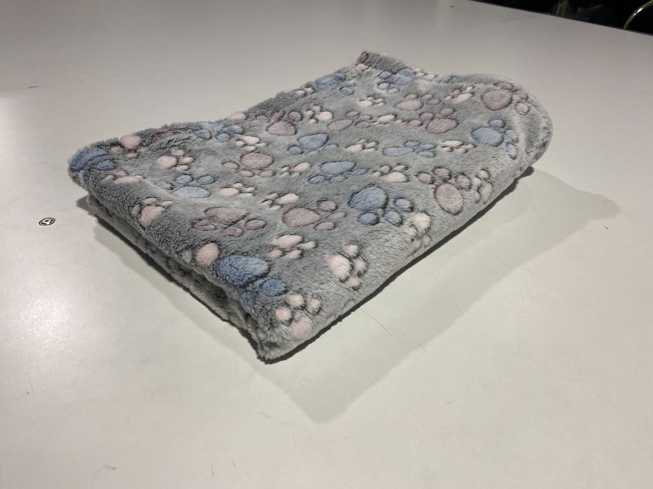 Koc Polarowy 100X70 Cm Łapy Ciemne