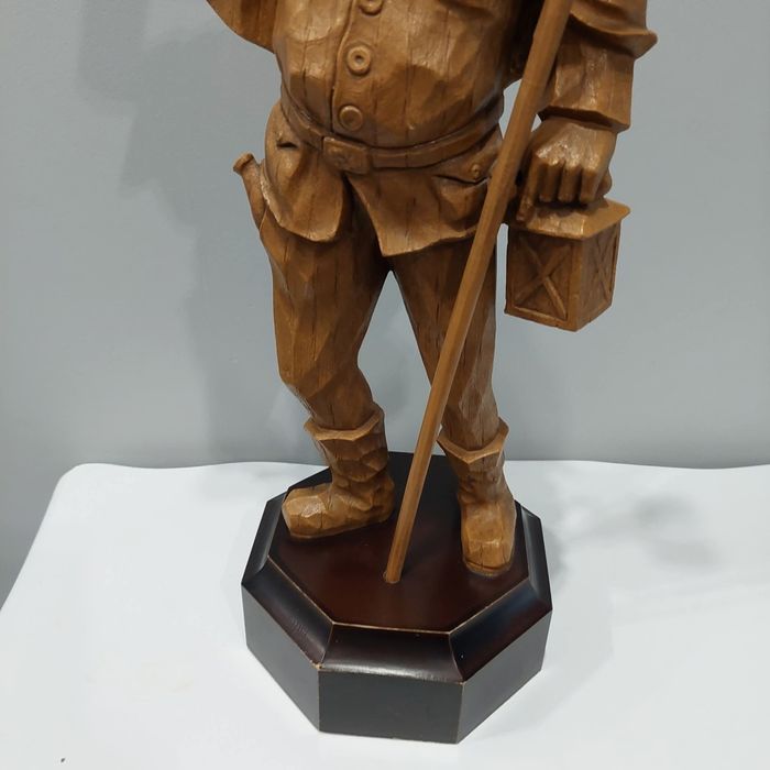 UNIKATOWA FIGURA LATARNIKA/STRAŻNIKA na drewnianej podstawie. 

Wysoko