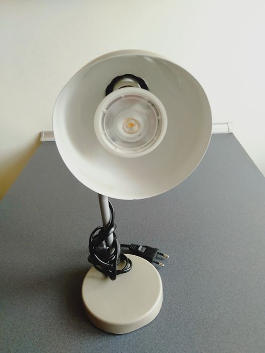 Lampka na biurko w kolorze oliwki.