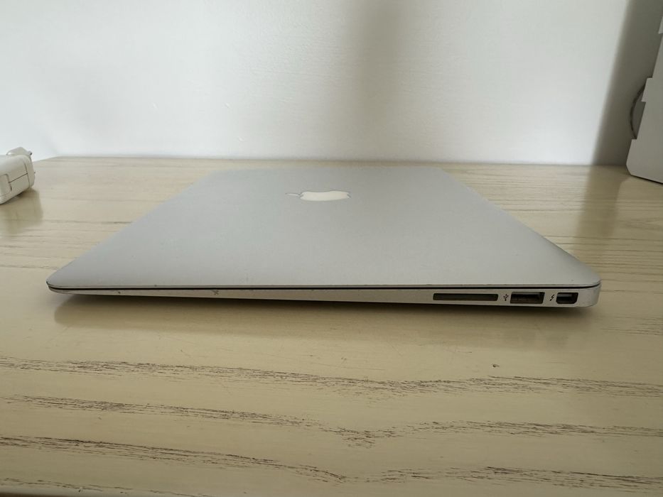 Macbook Air 2015 a funcionar (13”, disco 128 Gb e 4 Gb RAM)