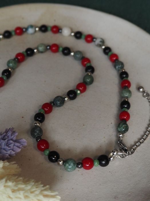 Naszyjnik w odcieniach zieleni, czerwieni i czerni | 47–53 cm