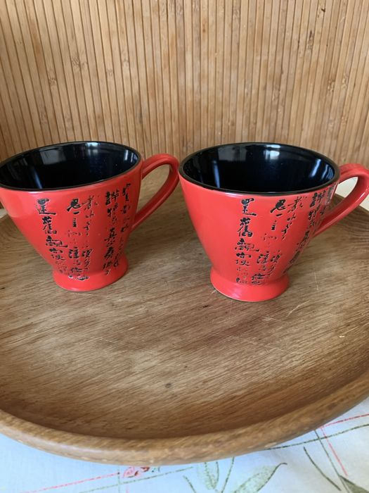 Керамічні вироби,рюмки,блюдо металеве.