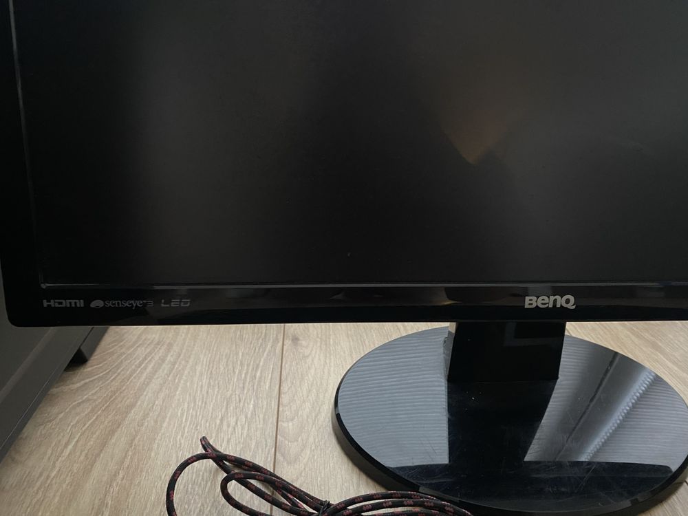 Komputer z monitorem i całym zestawem