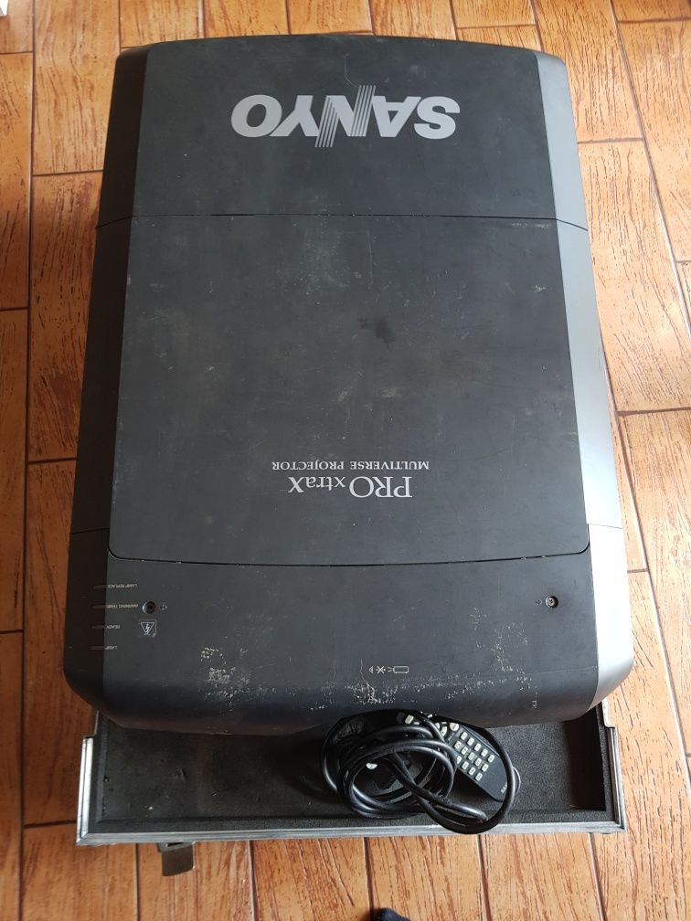 Projektor Sanyo XF47 + 3 x obiektyw + skrzynie transportowe