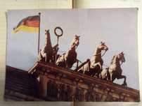 Historyczna pocztówka – Brama Brandenburska z flagą NRD