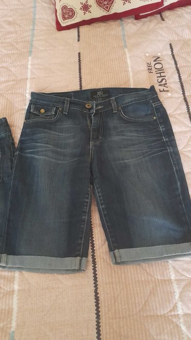 Одежа на дівчинку підлітка.