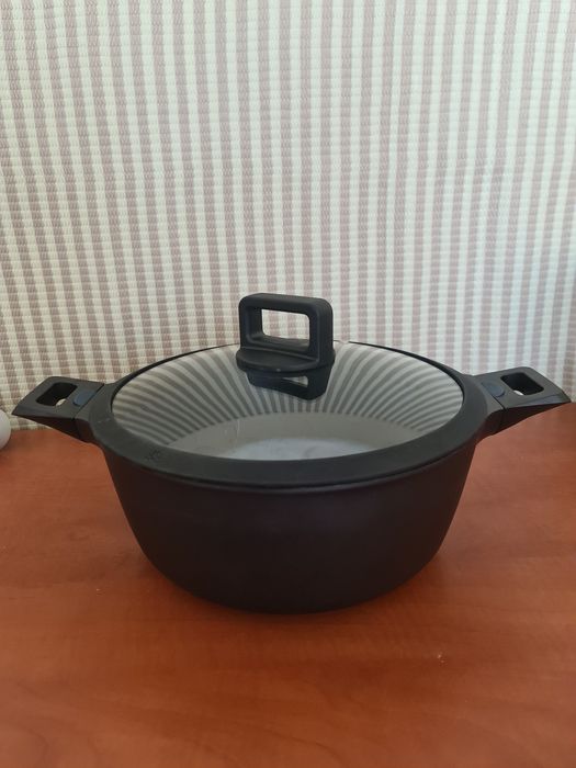 Garnek średnica 28 cm pokrywka powłoka nieprzywierająca pojemność 6L