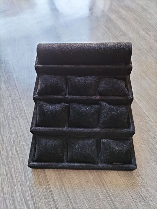 Ekspozytor schodkowy na biżuterię