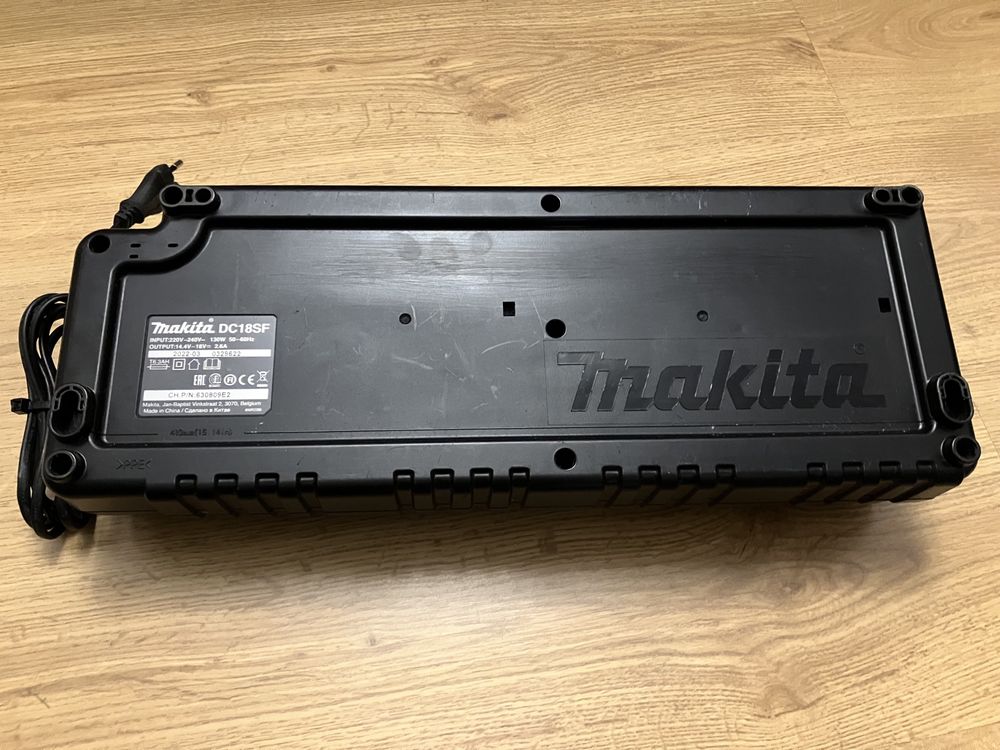 Makita DC18SF 4-portowa ładowarka do akumulatorów LXT 14,4 - 18 V