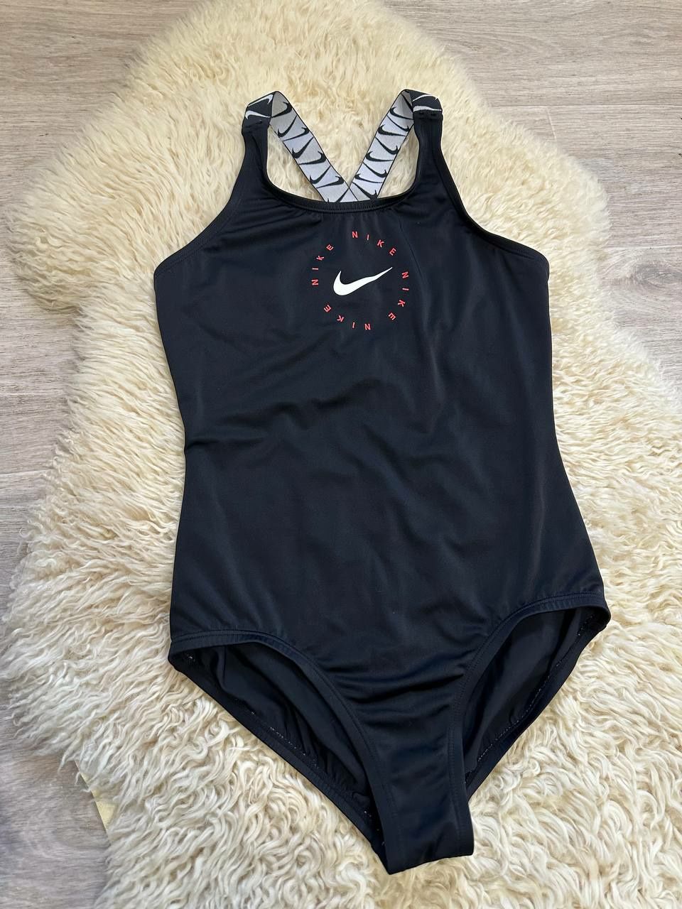 купальник Nike с логотипом и перекрещенной спиной для девочек